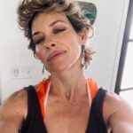Evangeline Lilly Instagram - @bridgetbragerhair ! I am loving my @t3micro curling iron for my new length! Tiny little iron for short little hairs. 😚 xx #notanad