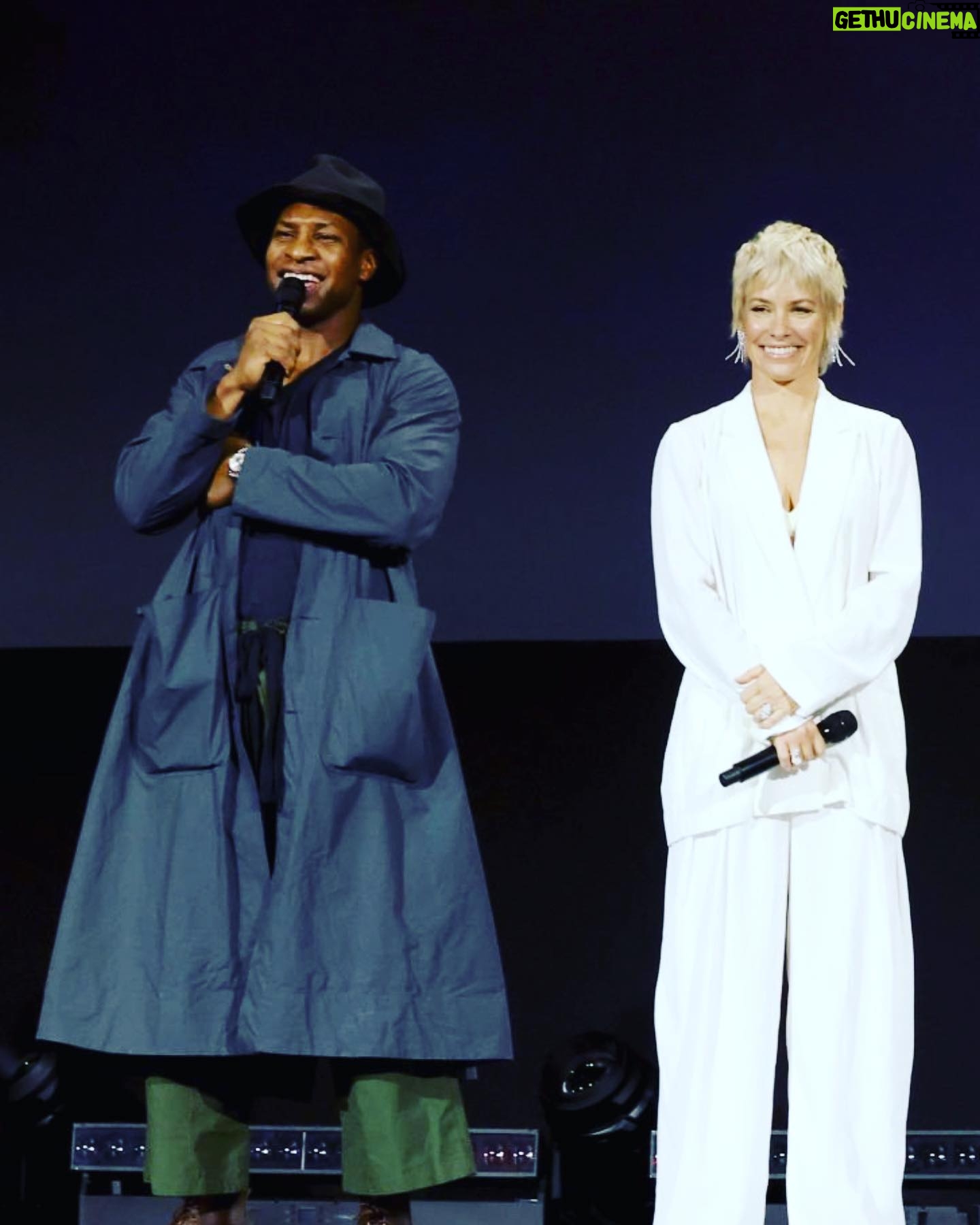 Evangeline Lilly Instagram - So much fun being on stage with these two today. โThe sexiest audience ever.โ ๐ #antmanandthewaspquantumania @disneyd23 #paulrudd #jonathanmajors #evangelinelilly @victoriabeckham Suit by #victoriabeckham Hair by @bridgetbragerhair Makeup by patidubroff Styling by @kevinmichaelericson