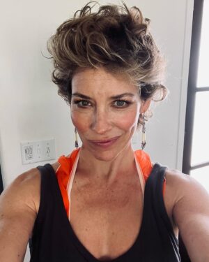 Evangeline Lilly Instagram - @bridgetbragerhair !  I am loving my @t3micro curling iron for my new length!  Tiny little iron for short little hairs. 😚
xx

#notanad