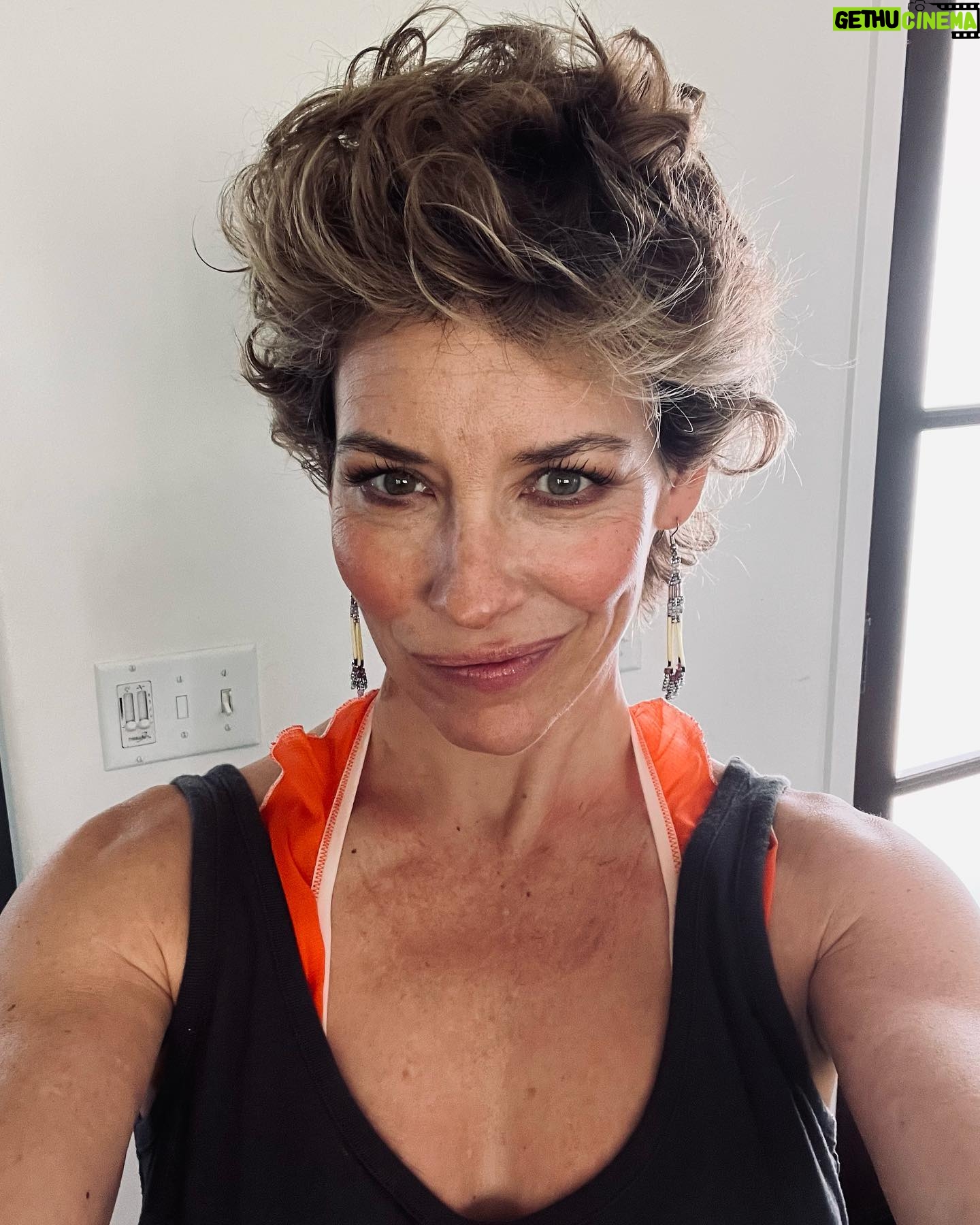 Evangeline Lilly - 131.4K Likes - @bridgetbragerhair ! I am loving my @t3micro curling iron for my new length! Tiny little iron for short little hairs. 😚
xx
#notanad