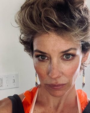 Evangeline Lilly Instagram - @bridgetbragerhair !  I am loving my @t3micro curling iron for my new length!  Tiny little iron for short little hairs. 😚
xx

#notanad