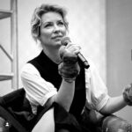 Evangeline Lilly Instagram – Thank you #rhodeislandcomiccon for a wonderful weekend. 🥰 The panel was a lovely wander through nearly twenty years of memories.

Thank you @rodrigo_bastos_didier for being the best signing buddy a gal could ask for and for creating the most spectacular illustrations to bring my stories to life.

Thank you @cyberaug for being my resident photographer 📸 and for always dragging @beanafred to see me 😉😉

Thank you to my beautiful fans @sammi_815 @char11ev @alexa.mathisen and Mama Andrea for spending my lunch break with me and for being willing to tell me a little about yourselves. That was really special for me. 

Thank you to all the fellow “talent” who kept me company in the green room and a special shout out to @sethgreen for always screaming “anarchy” every time someone knocked over the flimsy line barriers. 🤘🏻👩🏼‍🎤

Oh! And thank you to @lordvban for adding the fun #Avengers theme music to your post. I’m sure your face would have added to the image, not detracted 😉😉

#ricc #lost #hobbit #antmanandthewasp #marvel #realsteel #wasp #tauriel #kateausten #baileytallet #hopevandyne @whoisginaanyway @zay009 @cap_pham_america