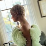 Evangeline Lilly Instagram - Behind the feathered scenes. 💚 #antmanandthewaspquantumania #premier @kevinmichaelericson @giambattistavalliparis @lisastoreymakeup @bridgetbragerhair and Jaime Powell 🤍