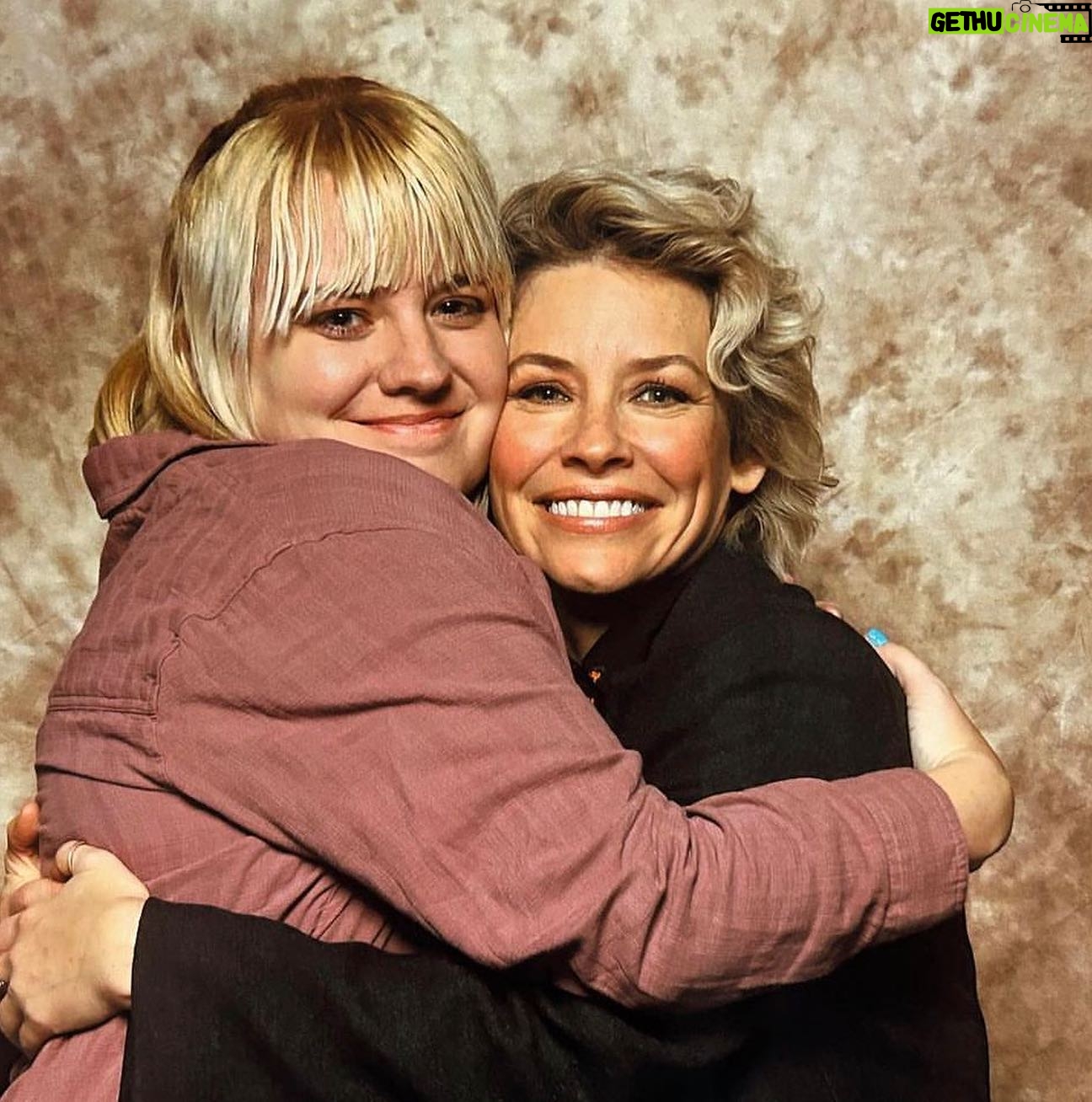 Evangeline Lilly Instagram - Thank you #rhodeislandcomiccon for a wonderful weekend. 🥰 The panel was a lovely wander through nearly twenty years of memories. Thank you @rodrigo_bastos_didier for being the best signing buddy a gal could ask for and for creating the most spectacular illustrations to bring my stories to life. Thank you @cyberaug for being my resident photographer 📸 and for always dragging @beanafred to see me 😉😉 Thank you to my beautiful fans @sammi_815 @char11ev @alexa.mathisen and Mama Andrea for spending my lunch break with me and for being willing to tell me a little about yourselves. That was really special for me. Thank you to all the fellow "talent" who kept me company in the green room and a special shout out to @sethgreen for always screaming "anarchy" every time someone knocked over the flimsy line barriers. 🤘🏻👩🏼🎤 Oh! And thank you to @lordvban for adding the fun #Avengers theme music to your post. I'm sure your face would have added to the image, not detracted 😉😉 #ricc #lost #hobbit #antmanandthewasp #marvel #realsteel #wasp #tauriel #kateausten #baileytallet #hopevandyne @whoisginaanyway @zay009 @cap_pham_america