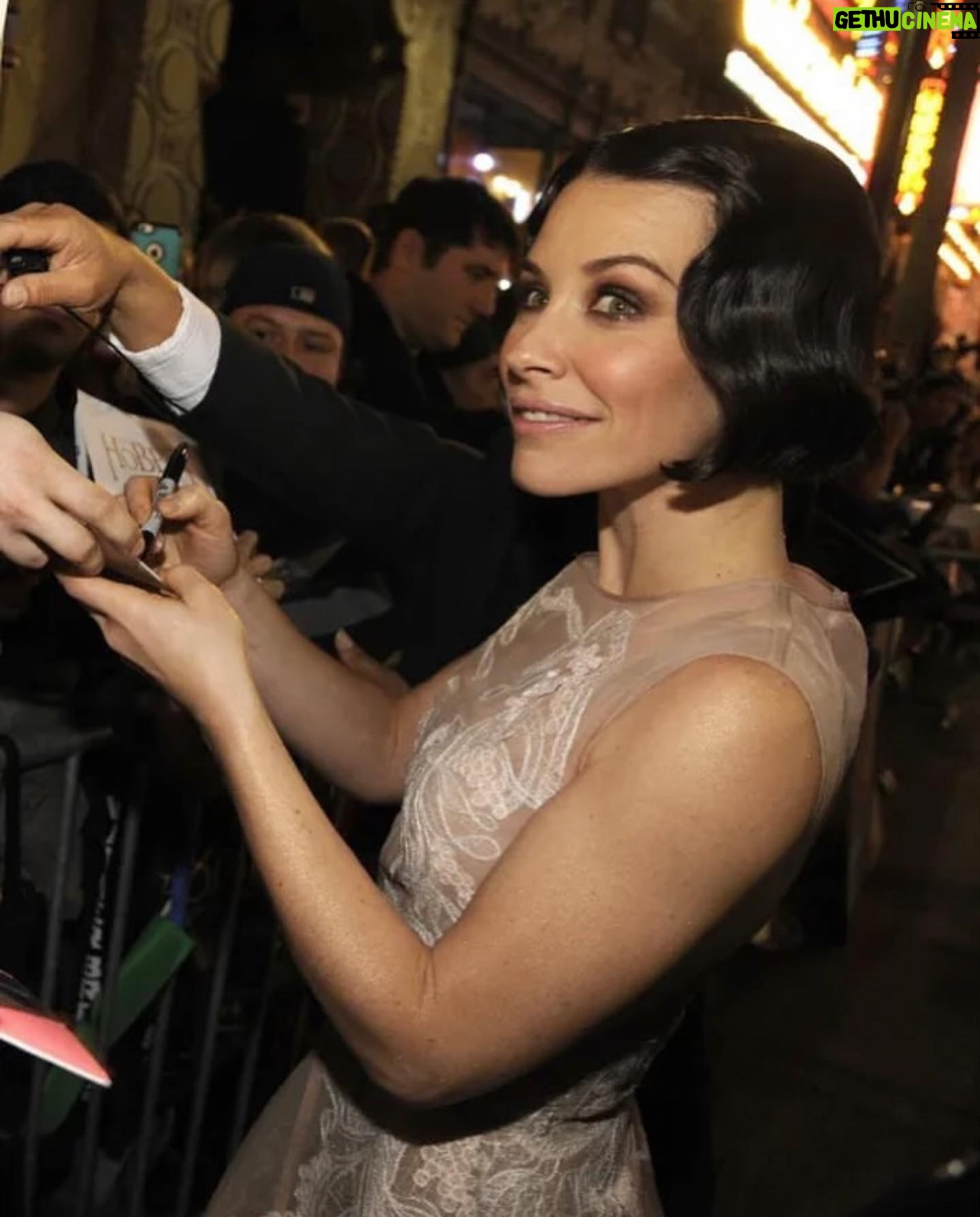 Evangeline Lilly Instagram - Is today a good day to do a flashback to a good time? Hobbit premier, Los Angeles. 🩷