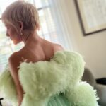Evangeline Lilly Instagram - Behind the feathered scenes. 💚 #antmanandthewaspquantumania #premier @kevinmichaelericson @giambattistavalliparis @lisastoreymakeup @bridgetbragerhair and Jaime Powell 🤍