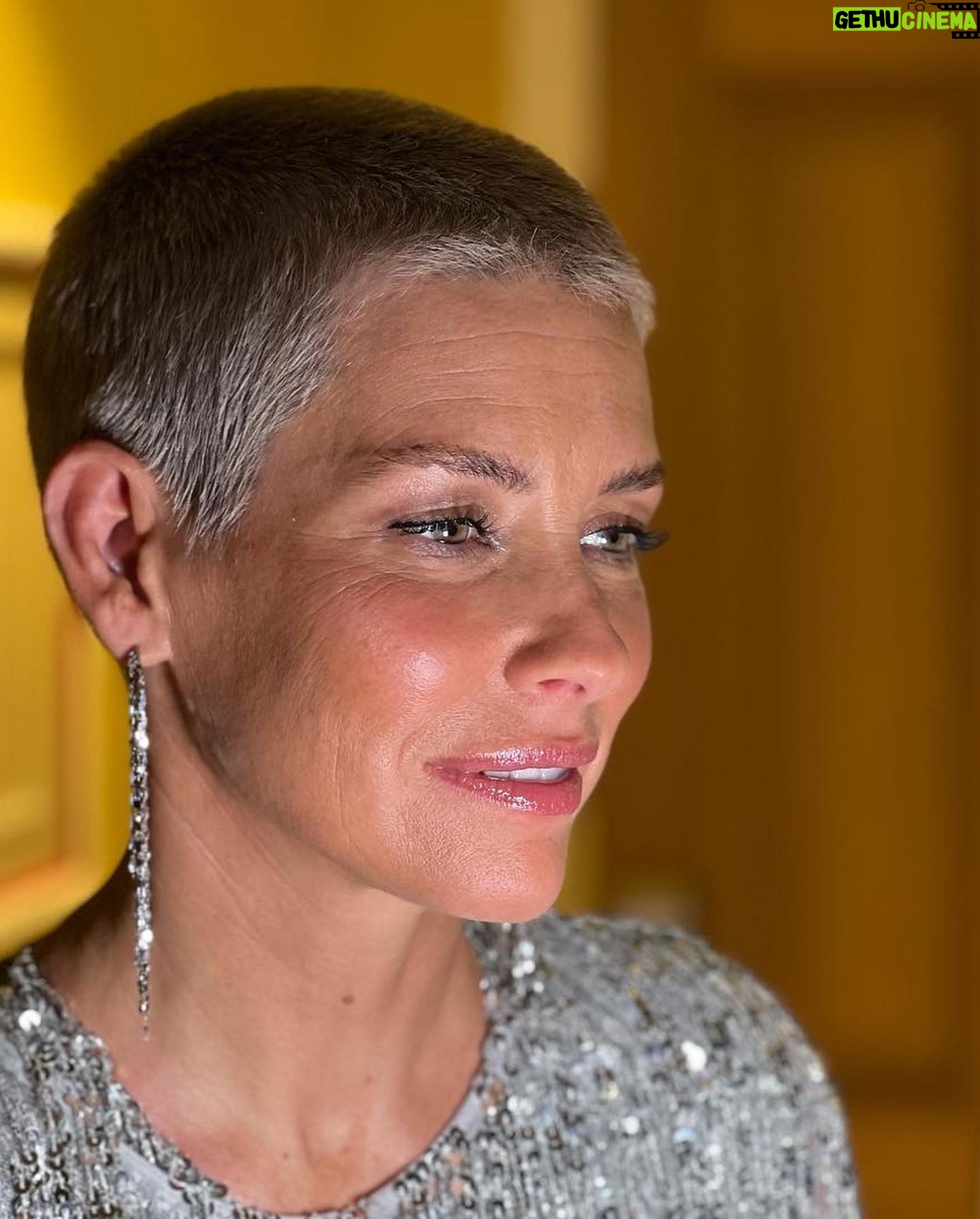 Evangeline Lilly - 123.2K Likes - I know I've been negligent in posting. We had our big UK premier last night and I still haven't posted one photo. It's been pretty full-on and I really just wanted to be present and enjoy my night. Here is a little behind the scenes sneak peek. Last touches before walking out the door. 🚪
#antmanandthewaspquantumania