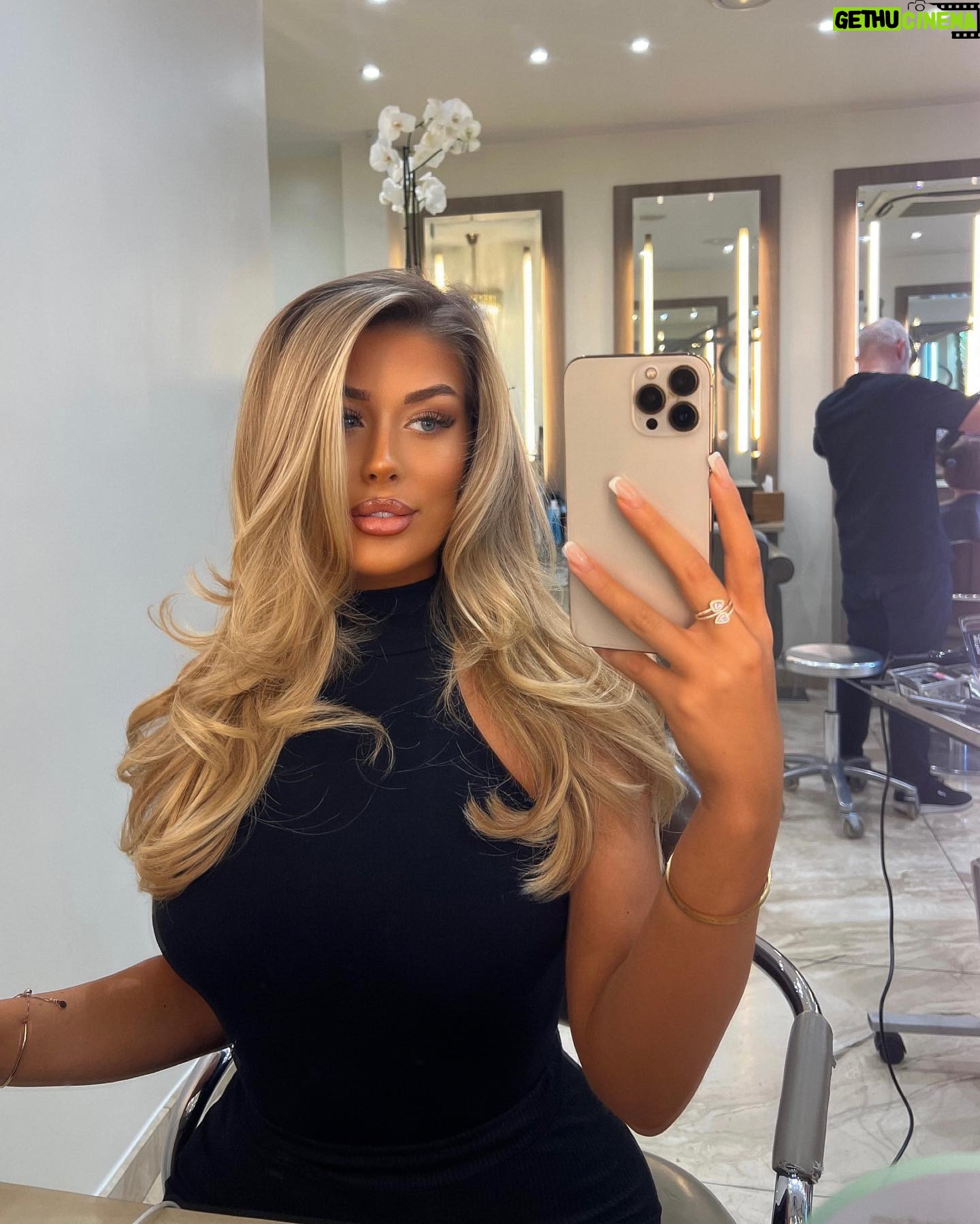 Eve Gale Instagram - new style for autumn🍂 @goldfeverhair styled by @imy_hair @michaeljohn_ldn