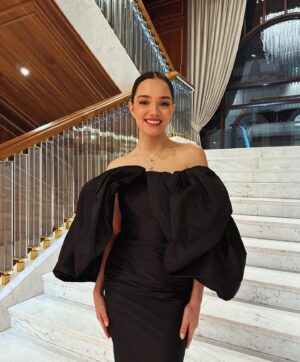 Evgenia Medvedeva Instagram - Вчера на премии ТЭФИ🖤
.
Dress: @canach_official 
Style: @tomazinka 
MUAH: @irinayanilova