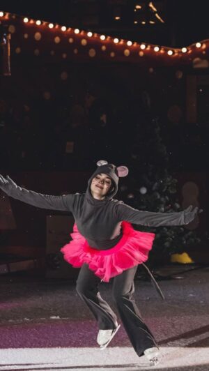 Evgenia Medvedeva Instagram - На улице -10 и снегопад
Мы с @_mr.tema._ на открытых катках в осенних курточках: 🐺