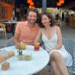Evrim Doğan Instagram - Biriciğim iyi ki doğdun iyi ki 💐 seninle ilk karşılaşmamızın buralara geleceğini daha ilk günden anlamıştın sen… önce yan yana olabilmeyi , sonra bir yuva kurmayı diledik … 🌸şimdi dilek çiçekleriyle dolu bahçemiz var kurduğumuz evimizde… her birinin seninle gerçekleşeceğini bilmek ne güzel… hayranım sana … daha nice yaşlara sevgilim … @yener__ozer sen de ben de severiz yazı, ekledim 5 kasım’a sevdiğimiz iki fotografı , birazdan kaşıklayacağım yaptığın domates çorbasını 😁 😍 sevdiklerimizin ağzıyla “çok yakışıyoruz birbirimize, aman da sakın nazar değmesin bize 🧿”😃