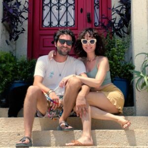 Evrim Doğan Instagram - Biriciğim iyi ki doğdun iyi ki 💐 seninle ilk karşılaşmamızın buralara geleceğini daha ilk günden anlamıştın sen… önce yan yana olabilmeyi , sonra bir yuva kurmayı diledik … 🌸şimdi dilek çiçekleriyle dolu bahçemiz var kurduğumuz evimizde… her birinin seninle gerçekleşeceğini bilmek ne güzel… hayranım sana … daha nice yaşlara sevgilim … @yener__ozer  sen de ben de severiz yazı, ekledim 5 kasım’a sevdiğimiz iki fotografı , birazdan kaşıklayacağım yaptığın domates çorbasını 😁 
😍 sevdiklerimizin ağzıyla “çok yakışıyoruz birbirimize, aman da sakın nazar değmesin bize 🧿”😃