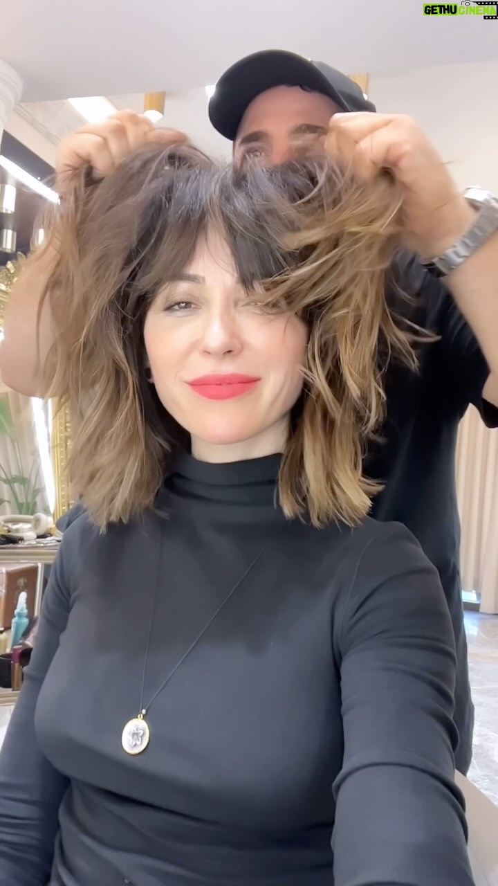 Evrim Doğan Instagram - Canım dostum @huseyinpolatofficial işini bu kadar özenle yapmana, profesyonelliğine, çalışkanlığına her zaman hayranım … beni her daim iyi hissettiren harika ekibine ve sana bin teşekkür 💙☀️💐