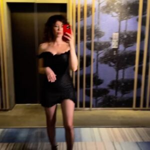 Evrim Doğan Instagram - Dün akşam bana her türlü konforu sağlayan canım ekibim @emrahyildiz @sefkatpeker ve @tanyagamzee ye çok çook teşekkür ederim … iyi ki varsınız 💙💐 

Styling @sanarangrazz 🙏
Kıyafet @ccinncchhyy 
Takılar @ventajewelry 
Çanta @delueuratelier 

#klassmagazinödülleri