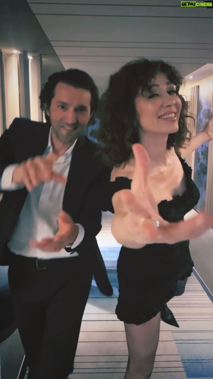Evrim Doğan Instagram - Bize koridorlarını açan @swissotelthebosphorus a , sabırla dansımıza katlanan görüntü yönetmenimiz @tanyagamzee ye ve ilham olan @jasminandjames a teşekkür ederiz 😅🙏