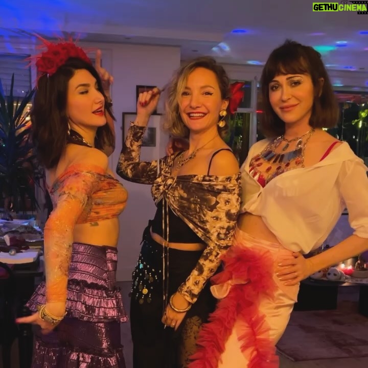 Evrim Doğan Instagram - Arşivi eziyorum arkadaşlar , benim caaanım kadınlar … iyi ki hayatımdasınız … 🩶 ı lov u 💫 daha nice nice bayram gibi geçecek günlerimize 🥂