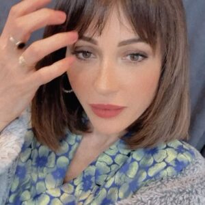 Evrim Doğan Instagram - Kışı bitirelim , kendimizi sevelim, arşive girelim , “arşivde kalmasın” diyelim … favori fotonuzu yazın da göreyim 😜