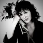 Evrim Doğan Instagram - Türk ve dünya tiyatrosuna katkılarımızla Ekin katılıyor . Kocaman bir alkış 😅 Ekinciğimizin kendini bulma yolculuğu, kendi içine doğru balıklama dalmasıyla başlıyor … kadın karışık, karmakarışık …sonunda kendini daha iyi anlayıp kabul eder mi? Yaşamını daha anlamlı kılabilir mi? Bilemem… Gelin tanışın, ne diyeyim! Sizin kendi yolculuğunuzu anlamanıza yardım eder mi ? Bilemedim …Gelin izleyin ne diyeyim … @beratology ve @deremciray yazdı @beratology yönetti @gulje @alirizakubilay @gorkemkasal @erdguclu ve ben bol bol eğlendi . Çok çalıştık ama çok… çok güldük bir de, aşırı😄 … yapım koordinesi kraliçe @dilektora , @aslkaplann Aybek Altay da sessiz kahramanlar … bu efsane fotoları @aslicelikel çekti . Oyunun ışıkları @alev_topal müzikleri @canaydinoglu a emanet @_bplani_ @finito.yallah.kiskis.loveyou yu gururla sunar … biletler de bitti bitiyor @babasahne ‘de kaldıysa yer, sizinle daha da güzel geçer prömiyer… son foto 80’lerden kalma siyah beyaz film gibi biraz ... 😘 beğendiniz mi arkadaşlar ? 🌿