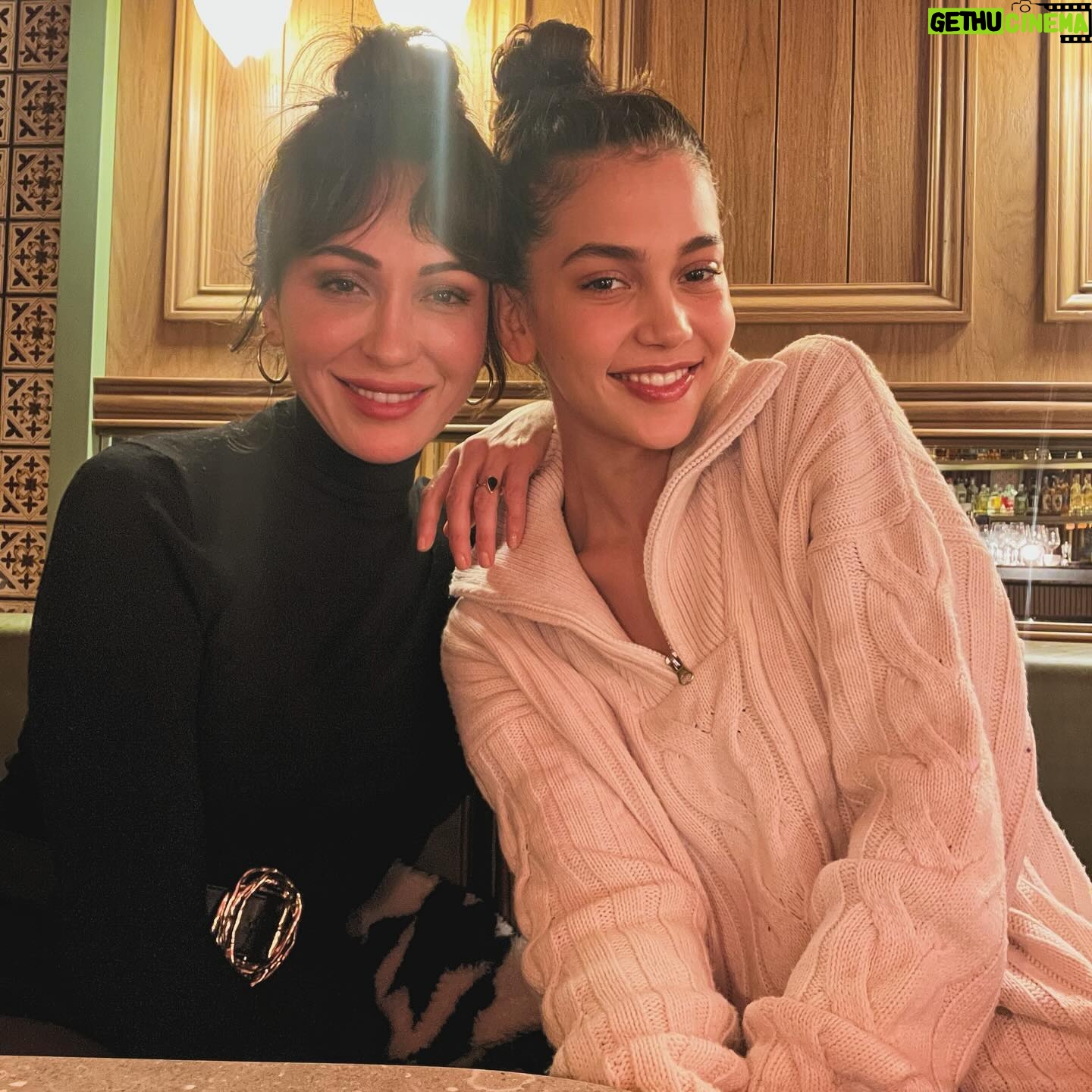 Evrim Doğan Instagram - Arşivi eziyorum arkadaşlar , benim caaanım kadınlar … iyi ki hayatımdasınız … 🩶 ı lov u 💫 daha nice nice bayram gibi geçecek günlerimize 🥂