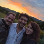 Evrim Doğan Instagram - Bir doğaya dönüş, şehri unutuş … @jefeoran @fatosmerturhan @kemal.urhan.can ve @yener__ozer ‘le kendini buluşun hikayesi 🔥⚡️🌳🏡 🩴