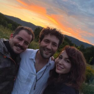 Evrim Doğan Instagram - Bir doğaya dönüş, şehri unutuş … @jefeoran @fatosmerturhan @kemal.urhan.can ve @yener__ozer ‘le kendini buluşun hikayesi 🔥⚡️🌳🏡 🩴