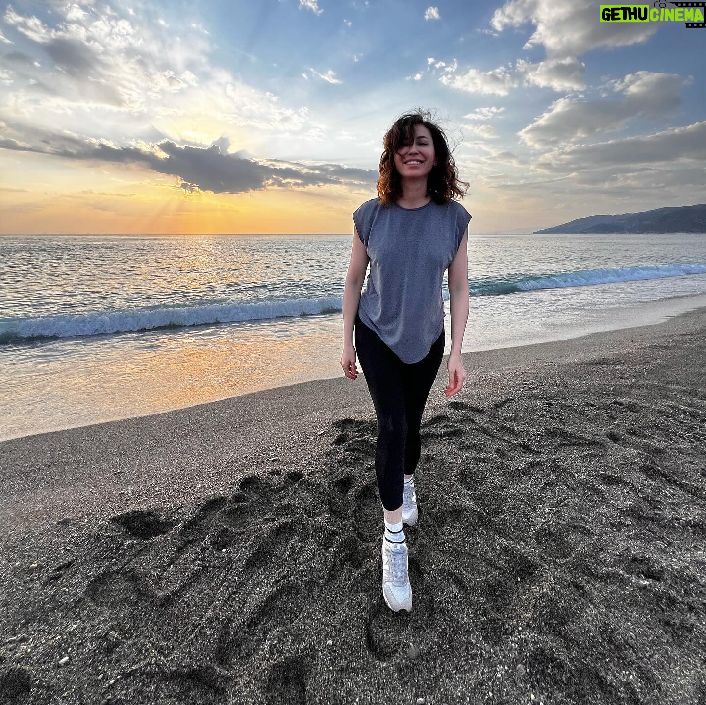 Evrim Doğan Instagram - Her batışın büyük bir gösteri ama o gün biraz daha özeldi sanki 🙏☀️