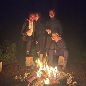 Evrim Doğan Instagram - Bir doğaya dönüş, şehri unutuş … @jefeoran @fatosmerturhan @kemal.urhan.can ve @yener__ozer ‘le kendini buluşun hikayesi 🔥⚡️🌳🏡 🩴