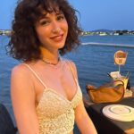 Evrim Doğan Instagram – Ruhun ağırlığını hafifleten gülüştür gülüş . Gül sen ! Gül ben 😁 haksız mıyım ? Yorumlarda gülüşelim 😁