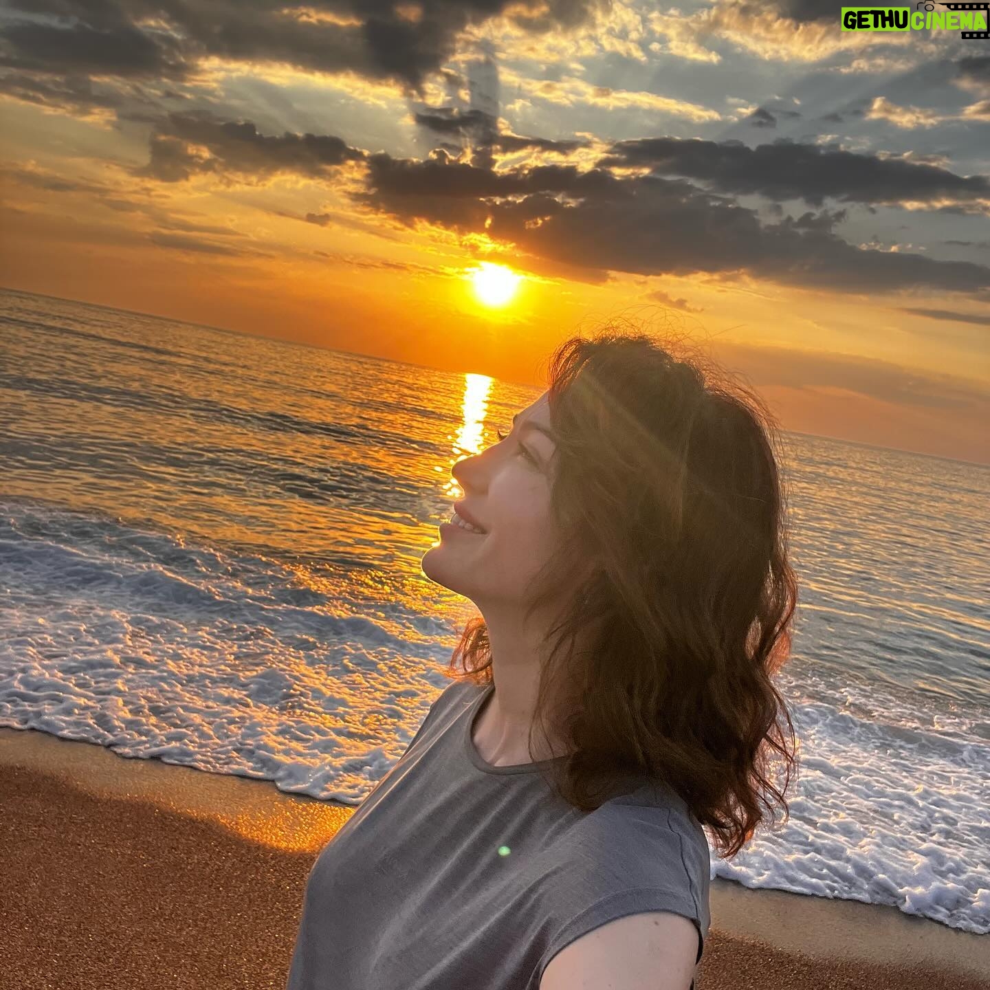 Evrim Doğan Instagram - Her batışın büyük bir gösteri ama o gün biraz daha özeldi sanki 🙏☀️