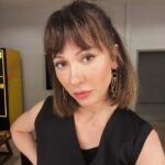 Evrim Doğan Instagram - Canım “Kum Zambakları” geçen gece son kez sahnedeydi … veda etmesi zor ama tam 3 sezon boyunca binlerce seyirciye ulaştığını bilmek…işte bu harika… çok anlamlı ve özel bu proje, kalbi güzel insanlarla tam da zamanında buluştu … iyi ki de öyle oldu …Kum Zambakları’nda emeği geçen herkese sonsuz teşekkürler 💖 umarım derdimiz tasamız anlaşılmıştır . Tek dileğim de budur … elveda “Duygu ve Fikret”