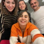 Evrim Doğan Instagram - Canım “Kum Zambakları” geçen gece son kez sahnedeydi … veda etmesi zor ama tam 3 sezon boyunca binlerce seyirciye ulaştığını bilmek…işte bu harika… çok anlamlı ve özel bu proje, kalbi güzel insanlarla tam da zamanında buluştu … iyi ki de öyle oldu …Kum Zambakları’nda emeği geçen herkese sonsuz teşekkürler 💖 umarım derdimiz tasamız anlaşılmıştır . Tek dileğim de budur … elveda “Duygu ve Fikret”