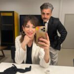 Evrim Doğan Instagram - Canım “Kum Zambakları” geçen gece son kez sahnedeydi … veda etmesi zor ama tam 3 sezon boyunca binlerce seyirciye ulaştığını bilmek…işte bu harika… çok anlamlı ve özel bu proje, kalbi güzel insanlarla tam da zamanında buluştu … iyi ki de öyle oldu …Kum Zambakları’nda emeği geçen herkese sonsuz teşekkürler 💖 umarım derdimiz tasamız anlaşılmıştır . Tek dileğim de budur … elveda “Duygu ve Fikret”