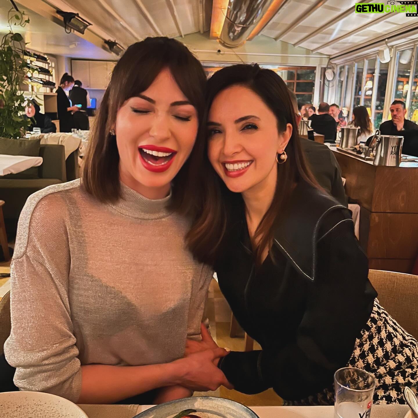 Evrim Doğan Instagram - Arşivi eziyorum arkadaşlar , benim caaanım kadınlar … iyi ki hayatımdasınız … 🩶 ı lov u 💫 daha nice nice bayram gibi geçecek günlerimize 🥂