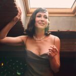 Evrim Doğan Instagram - Bu ay @womensshinemag in konuğuyum… Oyunculuktan, modadan ve sağlıktan konuştuk. Bu samimi buluşma için tüm ekibe kalpten teşekkür ederim 🍀🙏♥️ Röportaj: Ayşe Çağla Küçük @aysecaglakucuk Seray Yazıcıoğlu Ezmiş @serayyazicioglu Fotoğraf: Hüseyin Murat Taş @huseyinmurattas Styling: Mowe İstanbul @mowe.istanbul Saç- Makyaj: Selhan Cankaya @selhan.c Mekan: Cronton Design İstanbul @crontonhotel ve @mervee__ucarr Pr: Bg Pr Ajans @bgpragency Menajer: EY İletişim @ey.iletisim