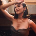 Evrim Doğan Instagram - Bu ay @womensshinemag in konuğuyum… Oyunculuktan, modadan ve sağlıktan konuştuk. Bu samimi buluşma için tüm ekibe kalpten teşekkür ederim 🍀🙏♥️ Röportaj: Ayşe Çağla Küçük @aysecaglakucuk Seray Yazıcıoğlu Ezmiş @serayyazicioglu Fotoğraf: Hüseyin Murat Taş @huseyinmurattas Styling: Mowe İstanbul @mowe.istanbul Saç- Makyaj: Selhan Cankaya @selhan.c Mekan: Cronton Design İstanbul @crontonhotel ve @mervee__ucarr Pr: Bg Pr Ajans @bgpragency Menajer: EY İletişim @ey.iletisim