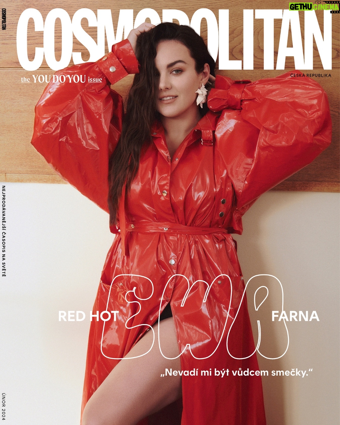 Ewa Farna Instagram - K novému Cosmu není lepší garnish, než je hot digitální cover! ❤️🔥 Ve vydání, které jsme věnovali sebereflexi, píše Ewa Farna dopis svému třináctiletému já. Ohlíží se v něm za zlomovým rokem (Oslava třicátin před vyprodanou O2 arenou? Check! Ocenění Absolutní slavice? Check!) i celou svou životní cestou. Kromě toho přinášíme na manuál, jak si (to na) Valentýna udělat po svém nebo proměnit svou žárlivost v superschopnost. Taky se dozvíte, proč máme právě teď všichni brain fog, i jak si vysvětlit posedlost mileniálů domácími mazlíčky. Jste rádi o krok napřed? Předplaťte si nás na jenprocasopisy.cz/cosmo a nové vydání budete mít ve schránce vždy o den dřív, než přistane na stáncích. A ještě jedna dobrá zpráva pro ty, kdo mají rádi svoje pohodlí: Cosmo si můžete objednat i na Rohlik.cz! #COSMOPOLITANcz #COSMOcz – @ewa_farna93 farna93 má na sobě kabát @natalis_repkovska a náušnice @vvvonaaa. Foto: @marekmicanek Šéfredaktorka: @adelachloe Styling: @evzeniehabron Vlasy: @tylmarty (salon @newyoucz) Makeup: @ivanatoky (s produkty @sensaibeauty) Asistent fotografa: @simon_gut Produkce: @ivonka1401 Děkujeme @winternitzova_vila za poskytnutí lokace na focení.