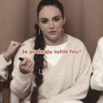 Ewa Farna Instagram – 🇨🇿 Výzva😃! Poznám spolu s mými vokalistkami moje songy podle jednoho slova?

Tohle mě fakt bavilo!😜 Schválně, jak jste na tom vy?😄 

Do toho O2čka bychom si to měly zas zopakovat, přeci jenom se tam vidíme přesně za měsíc!

BTW: Škrtli jsme nějaká kamerová stanoviska, páč už to máme natočené z minula žejo 😍 a uvolnilo se tak pár míst na stání! Tak kdo tam chce být s námi a nestihnul, šup si pro ně!

Musim odevzdat credits, inspirace na video od mé oblíbené kapely @miraimusic 🙌🏼🧡.

#ewafarnacrew #ewafarna #backstage #hadanipisnicek #o2arenacomingsoon