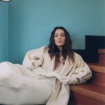 Ewa Farna Instagram - 🇨🇿 “Víš, já nechci, aby lidé z koncertu odcházeli a říkali si, že se jim líbí, jak zpívám, anebo – co já vím – že je cool, jak během koncertu létám ve vzduchu. Přeju si, aby se především cítili lépe ve své kůži. Aby si věřili a byli nakopnutí chutí k životu. Aby jim moje hudba tenhle kopanec dodala, když ho potřebují, a zároveň v ní nacházeli odvahu, ale i útěchu a laskavost, jakmile něco nevyjde.” 🇵🇱 “Wiesz, nie chcę, żeby ludzie wychodzili z koncertu myśląc tylko, że podoba im się sposób, w jaki śpiewam lub - nie wiem - że to fajnie, że latam w powietrzu podczas koncertu. Chcę, by czuli się bardziej komfortowo we własnej skórze. Chcę, żeby czuli się pewni siebie i naładowani energią i werwą do życia. Żeby moja muzyka dawała im kopa, kiedy tego potrzebują, i żeby znajdowali w niej odwagę, ale też pocieszenie i uprzejmość, kiedy coś idzie nie tak.” for @cosmopolitan_cz #ewafarna #coverstar #cosmopolitan