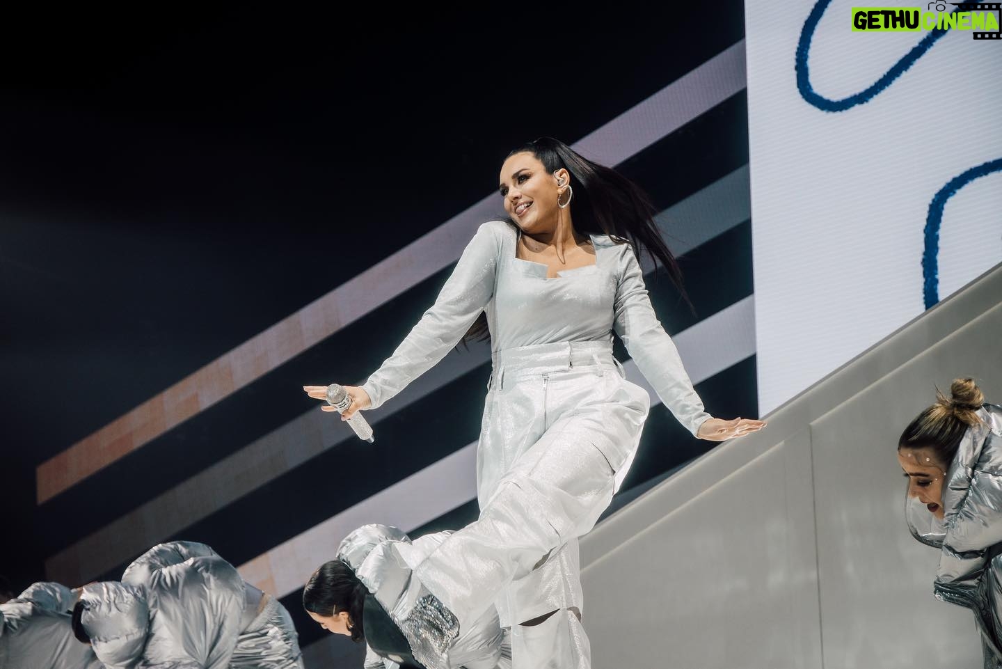 Ewa Farna Instagram - 🇨🇿 asi jsem Vam to jeste nerikala, a ptali jste se me i na kostymy v O2… Koncept byl takovy, ze jsme chteli se spojit s nasimi, ceskymi a slovenskymi navrhari, podporit tim ideu, ze top veci ( i tzv. stagewear nebo nevsedni outfity) se daji vytvaret lokalne❤️ Rada propojuju lidi z ruznych branzi, odvetvi kreativniho sveta… 👌5 kostymu. 5 navrharu.👌 Vsem jeste jednou dekuju za vstricnost na me podiove vymozenosti (co se tyka treba rychlosti prevleku, odmitani podpatku pro maximalni pohyb a energii a taky rychlost na 15m mole🥳; moznost zpivat a dychat😎, hybat jakkoli bez obav, ze neco nekde vyleze😂; umisteni odposlechovych systemu apod.) @michaelkovacik @krnaclukaswork @valerie_jurcikova @lukasspilka @anamecz styling @evzeniehabron 🙏🏼🙏🏼🙏🏼 udelali jste skvelou praci jste mladi, krasni a talentovani. Ne asi!