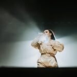Ewa Farna Instagram - 🇨🇿 asi jsem Vam to jeste nerikala, a ptali jste se me i na kostymy v O2… Koncept byl takovy, ze jsme chteli se spojit s nasimi, ceskymi a slovenskymi navrhari, podporit tim ideu, ze top veci ( i tzv. stagewear nebo nevsedni outfity) se daji vytvaret lokalne❤️ Rada propojuju lidi z ruznych branzi, odvetvi kreativniho sveta… 👌5 kostymu. 5 navrharu.👌 Vsem jeste jednou dekuju za vstricnost na me podiove vymozenosti (co se tyka treba rychlosti prevleku, odmitani podpatku pro maximalni pohyb a energii a taky rychlost na 15m mole🥳; moznost zpivat a dychat😎, hybat jakkoli bez obav, ze neco nekde vyleze😂; umisteni odposlechovych systemu apod.) @michaelkovacik @krnaclukaswork @valerie_jurcikova @lukasspilka @anamecz styling @evzeniehabron 🙏🏼🙏🏼🙏🏼 udelali jste skvelou praci jste mladi, krasni a talentovani. Ne asi!