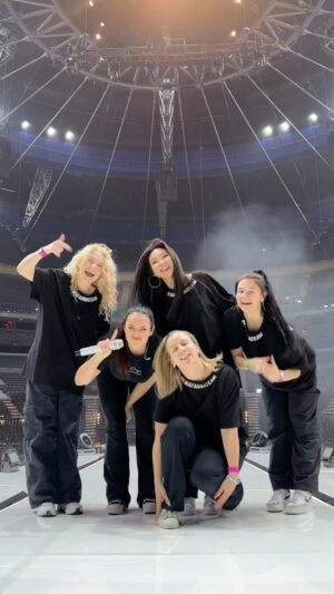 Ewa Farna Instagram - FINAL DAYYYYY 🦘🤩🔥🙌🏼🧡 !!!! 

Open doors od 17:30, doražte včas! A od 19:00 začínáme show!🔥🧡

Těšíme se na vás!!!

#ewafarnao2arena