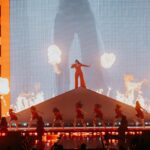 Ewa Farna Instagram - 🇨🇿 asi jsem Vam to jeste nerikala, a ptali jste se me i na kostymy v O2… Koncept byl takovy, ze jsme chteli se spojit s nasimi, ceskymi a slovenskymi navrhari, podporit tim ideu, ze top veci ( i tzv. stagewear nebo nevsedni outfity) se daji vytvaret lokalne❤️ Rada propojuju lidi z ruznych branzi, odvetvi kreativniho sveta… 👌5 kostymu. 5 navrharu.👌 Vsem jeste jednou dekuju za vstricnost na me podiove vymozenosti (co se tyka treba rychlosti prevleku, odmitani podpatku pro maximalni pohyb a energii a taky rychlost na 15m mole🥳; moznost zpivat a dychat😎, hybat jakkoli bez obav, ze neco nekde vyleze😂; umisteni odposlechovych systemu apod.) @michaelkovacik @krnaclukaswork @valerie_jurcikova @lukasspilka @anamecz styling @evzeniehabron 🙏🏼🙏🏼🙏🏼 udelali jste skvelou praci jste mladi, krasni a talentovani. Ne asi!