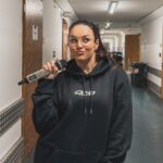 Ewa Farna Instagram - Jak to vypadalo v backstage Ewy druhého koncertu v O2 areně? 👀 Jdem se na to podívat! ✨😎