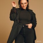 Ewa Farna Instagram – Česko-polská umělkyně je na vrcholu kariéry. Loni se stala nejmladší zpěvačkou, která vyprodala největší halu v Česku, a na jaře se megakoncert chystá zopakovat. Ewa Farna, @ewa_farna93 byla na ELLE Women Awards nominována v kategorii Vize.

Tři dekády slavíme vlastně společně. Ewa ale opravdu ve velkém. Loni v říjnu si zlatá slavice a držitelka ceny Anděl nadělila vyprodaný koncert v pražské O2 areně a její hit Boky jako skříň se nesl patnáctitisícovým davem. Fanouškům to ale nestačilo, a tak se nakonec úplně nečekaně rozhodla pro riskantní krok – nabídnout druhý, jarní termín. Ten se vyprodal během patnácti hodin. „Mám hodně bilanční období. Myslela jsem si, že se mě třicítka nedotkne, ale pociťuju víc a víc nějakou sebereflexi. Možná někdy až overthinkuju, ale vlastně pozitivně. Jestli to takhle půjde dál, tak jsem spokojená. Ten loňský rok vnímám jako ten nejúspěšnější, co jsem za sedmnáct let své kariéry měla,“ usmívá se Ewa, která se proslavila už ve třinácti letech v roce 2006 hitem Měls mě vůbec rád. 

Více o projektu a celý medailonek @ewa_farna93 najdete na ellewomenawards.elle.cz. 
___

Sako, @michaelkovacik ( @obsession_prague ); top, džíny a boty, vše Ewino vlastní 

Partnerem projektu je @eucerin_cz. 

Video: @tomasthurzo
Foto: @hana_knizova 
Šéfredaktorka: @thea_prokop
Fashion director: @mariakohutik 
Creative konzultant: @miraromaniv 
Vlasy & make-up: @adeladolejsihair @viktoreniak @esterginger @makeupbyannaprague 
Asistentka stylistky: @deborakellovska @rafferina 
Produkce: @viktorieborisova 
Texty: @thea_prokop @baruhac @machova_anna @nicolekudelkova 

#ELLEWomenAwards #ELLECzech #HappyBirthdayELLECzech #Birthday #Eucerin #AntiAge