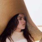 Ewa Farna Instagram – 🇨🇿 „Velké množství toho, co se stane, nechávám náhodě. Máma mi v tomhle ohledu dala výbornou radu🙏🏼: 

„✨Plány na rok si musíš stavět jako parkoviště před Tescem. Je obrovské, ale většinu času na něm stojí jen pár aut a ty se ptáš, proč je tak nesmyslně velké. 🙈

Jenže pak přijdou svátky a je narváno. Je proto potřeba kalendář plánovat tak, aby nebyl od začátku přeplněný a ty jsi měla vždycky kapacitu navíc.🙌🏻👍 

✨Jinými slovy, je dobré mít prostor pro spolupráce, které by mohly přijít do cesty, anebo pro písničky, co se zrodí náhodou a chci je vydat co nejdříve, či pro projekty, kterým nelze říct ne, a kdybys neměla naddimenzované „parkoviště“, neměla bys je kam vměstnat.🤷‍♀️”

Z dopisu memu mladsimu já pro @cosmopolitan_cz Teorie dobra, i ted mam samozrejme obcas problem to davkovat, ale ucim se to✌️
Rady mámy nad zlato🙏🏼🥳😁
To rikam ted sobe a asi to zopaknu i svym detem zejo😃🙈🤣.