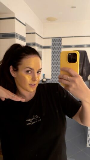 Ewa Farna Instagram - 🇨🇿 Mno, dobry. Muj humor boli. Pardon. Jdu radsi spat.

#ewafarna #zlataslavice #facemask