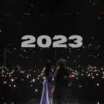 Ewa Farna Instagram – #recap2023 🔥🧡

🇨🇿 Co tohle byl za rok??

Nechapu, dekuju, jsem tak vdecna! Dodavate mi pocit, ze to treba i miva smysl nebo nekomu rozdava radost. Ten rok byl asi nejlepsi co jsem na scene zazila 🧡.

To nadherne leto s Vami, ikonicky Colours of Ostrava, moje prvni o2 arena, moje prvni titulka Forbes Woman, Slavik zlaty i absolutni… tolik podpory od Vas. Jestli takhle vypada 30tka tak pojd mi zivota dal🤩

Strasne moc dekuju, uz ted se tesim na opacko v breznu, na letni sezonu a na vsechno co pro Vas chystame❤️

Dekuju moje komunito, ze mi tohle umoznujete🥹 mejte krasneho Silvestra a v pristim roce…🤩😎

—

🇵🇱 co to był za rok🥹!

Jestem tak wdzięczna, dziękuję za tyle wsparcia, za to, że mogę na Was liczyć, za cudowną 30stke (jeżeli tak to ma wyglądać po 30stce, to yeees dajesz życie dalej🤩).

W Czechach przeżyłam najcudowniejszy rok na scenie za całe 17 lat co śpiewam. Jestem tak szalenie wdzięczna. Nasza Progresja, w Wawie🤩Moi ludzie! Co wy potraficie stworzyć. Wzrusza mnie to za każdym razem.

Na jesień przyjeżdżamy z trasą do Polski, nie mogę się Was doczekać. Bawcie sie dobrze w Sylwestra! A już w drugiej połowie stycznie puszczamy jednego świetnego feat-a👌