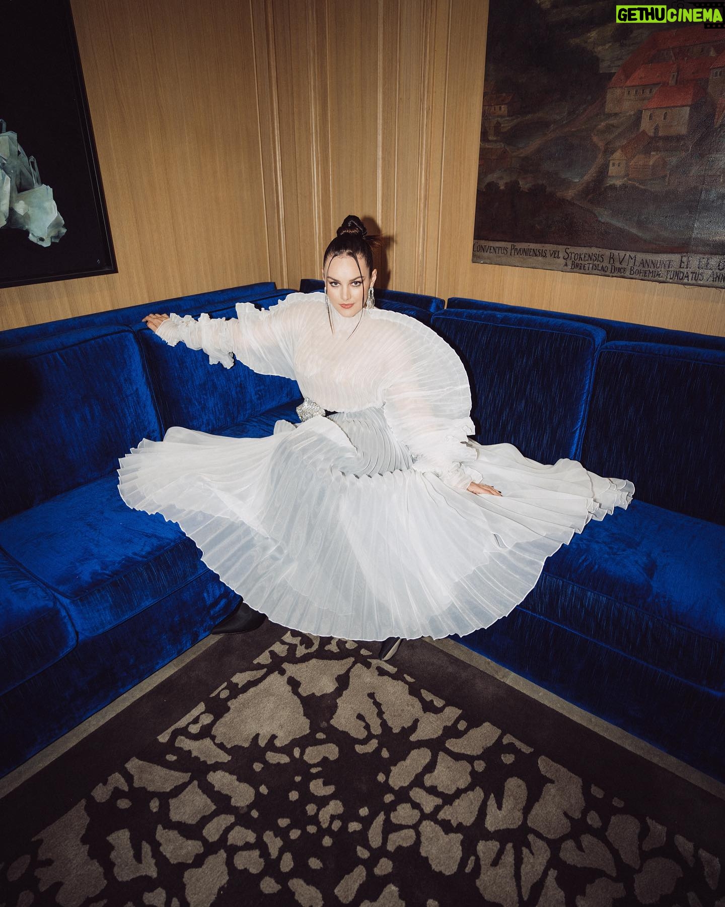 Ewa Farna Instagram - Stylová @ewa_farna93 během příprav na předávání cen #ELLEWomenAwards. Ewa vynesla šaty značky @jamemme ___ Foto: @zdenek.art Šéfredaktorka: @thea_prokop Creative konzultant: @miraromaniv Brand manager: @magzurk Production manager: @viktorieborisova Make-up: @margitavisage Lokace: @augustineprague #ELLEWomenAwards #ELLECzech #HappyBirthdayELLECzech