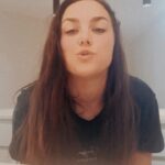 Ewa Farna Instagram - 🇨🇿 posledne si po delsi dobe ujizdim na poslouchani hudby. a zpivam taky rada zejo. tak jsem to spojila a zazpivala neco co rada posloucham. nejake hudebni tipy? 🇵🇱 ostatnio po dlugim czasie znowu slucham duzo muzyki. a spiewac lubie, to wiadomo. wiec to polaczylam i zaspiewalam, czego lubie sluchac. jakies muzyczne polecanko? Inspired by my girl @kami.kopcova #ewafarna #losecontrol