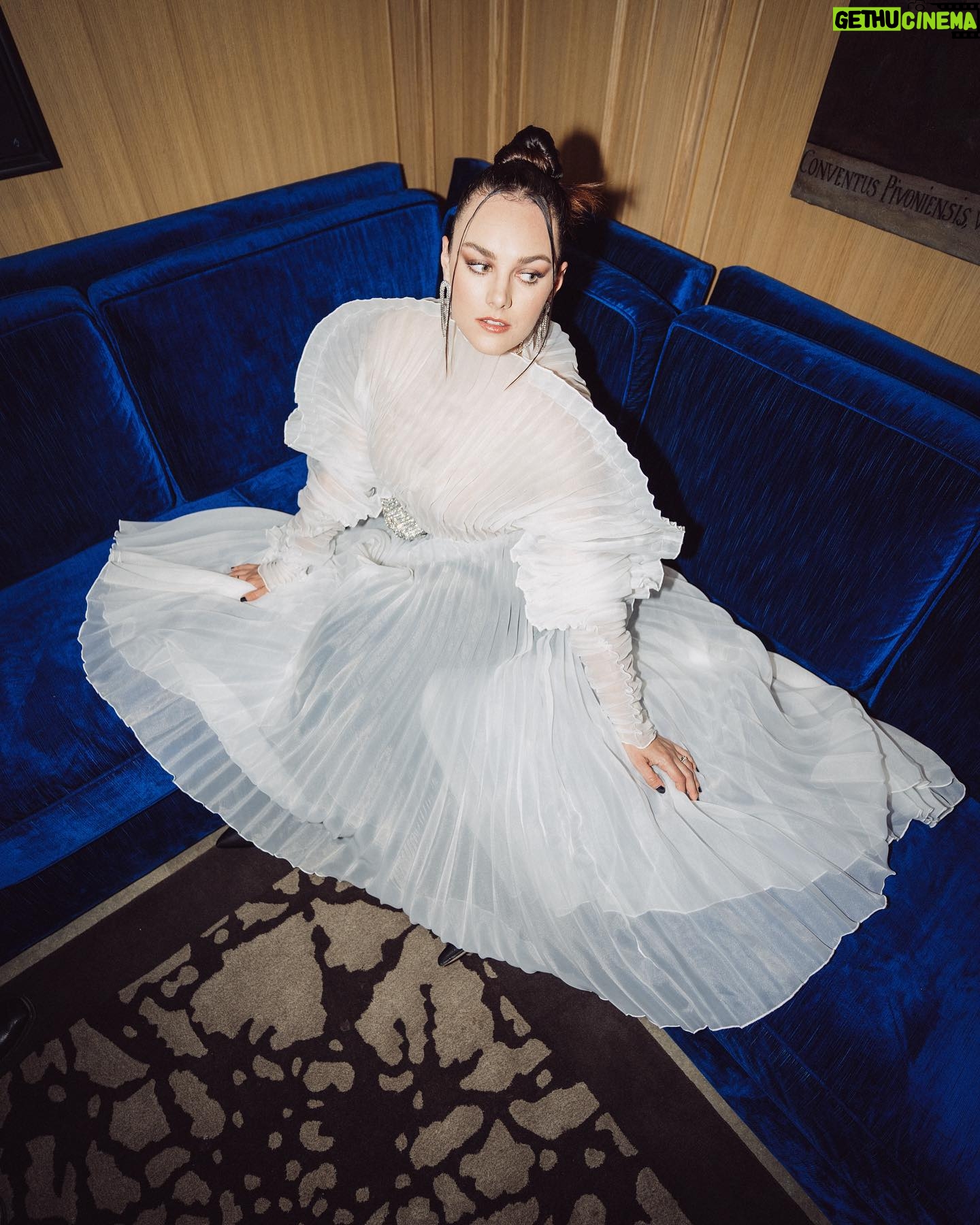 Ewa Farna Instagram - Stylová @ewa_farna93 během příprav na předávání cen #ELLEWomenAwards. Ewa vynesla šaty značky @jamemme ___ Foto: @zdenek.art Šéfredaktorka: @thea_prokop Creative konzultant: @miraromaniv Brand manager: @magzurk Production manager: @viktorieborisova Make-up: @margitavisage Lokace: @augustineprague #ELLEWomenAwards #ELLECzech #HappyBirthdayELLECzech